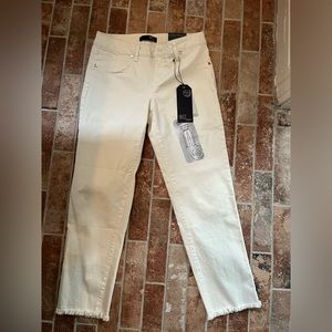 NWT 1822 Winter White ( cream ) Ankle Straight Denim Jeans.  SZ 6
